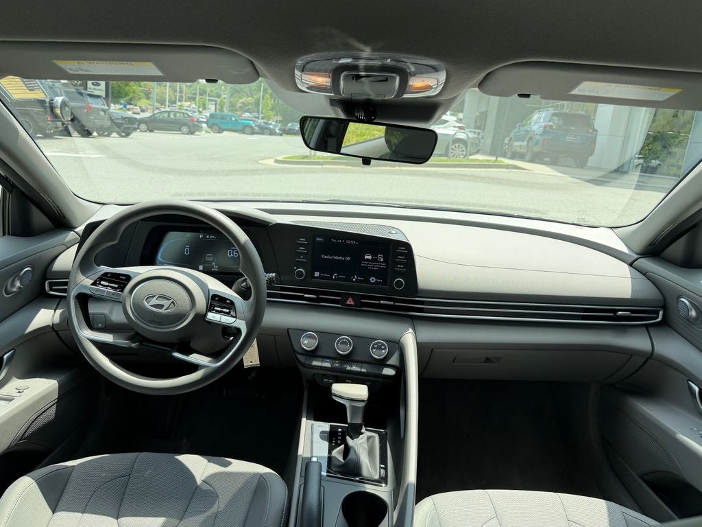 2024 Hyundai ELANTRA SE