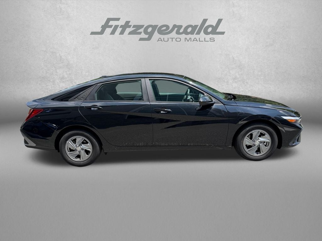 2024 Hyundai ELANTRA SE