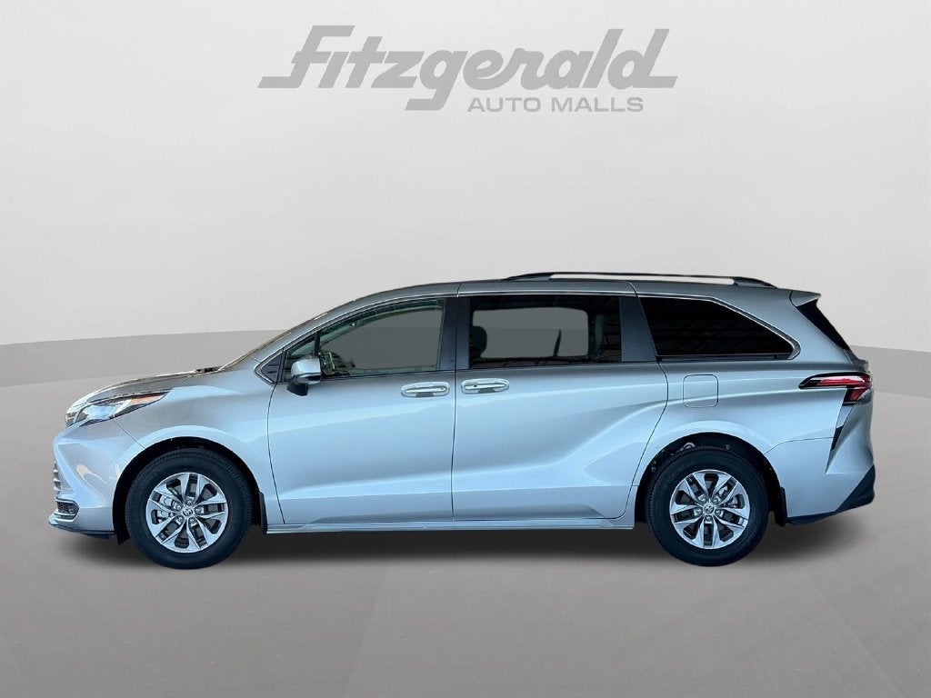 2022 Toyota Sienna LE 8 Passenger