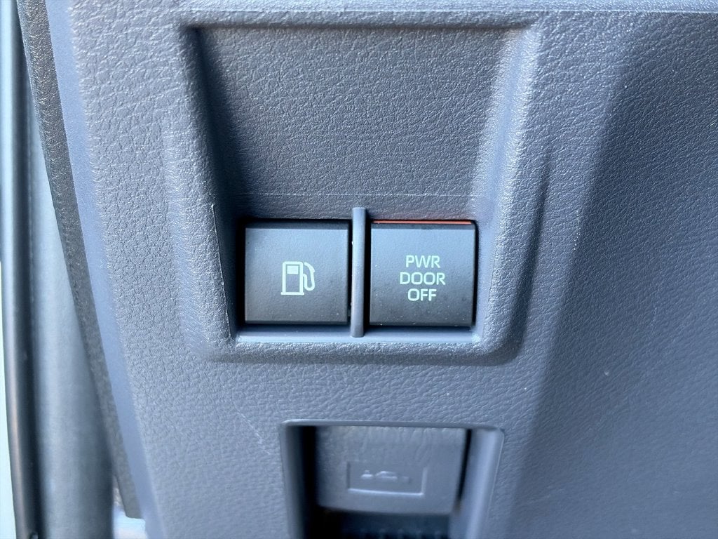 2022 Toyota Sienna LE 8 Passenger