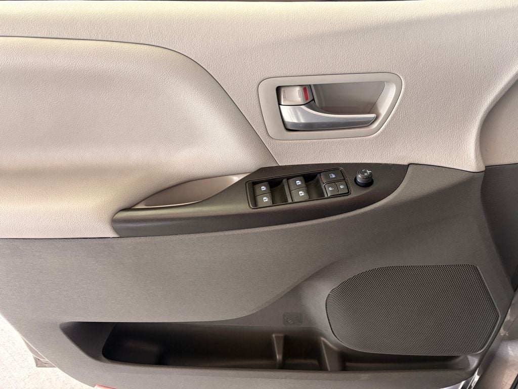 2017 Toyota SIENNA LE 3.5L LE 8 Passenger