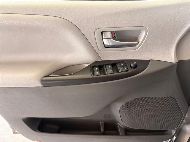 2017 Toyota SIENNA LE 3.5L LE 8 Passenger