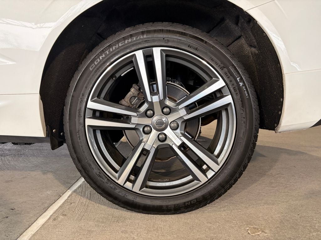 2021 Volvo XC60 T5 Momentum