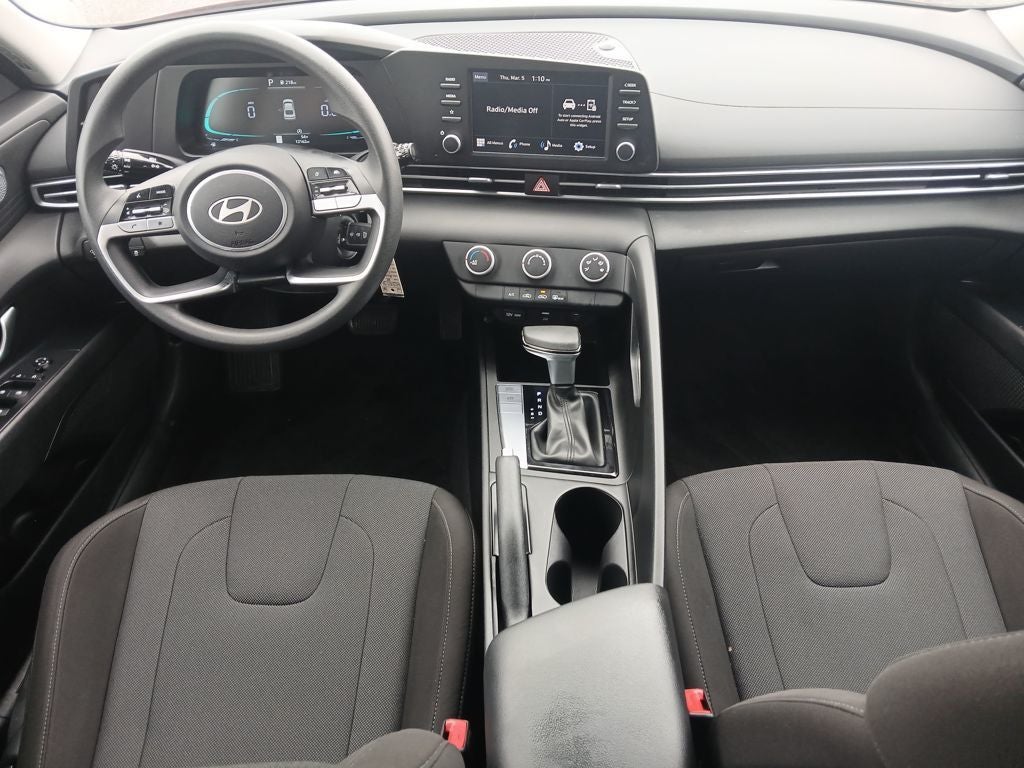 2025 Hyundai ELANTRA SE