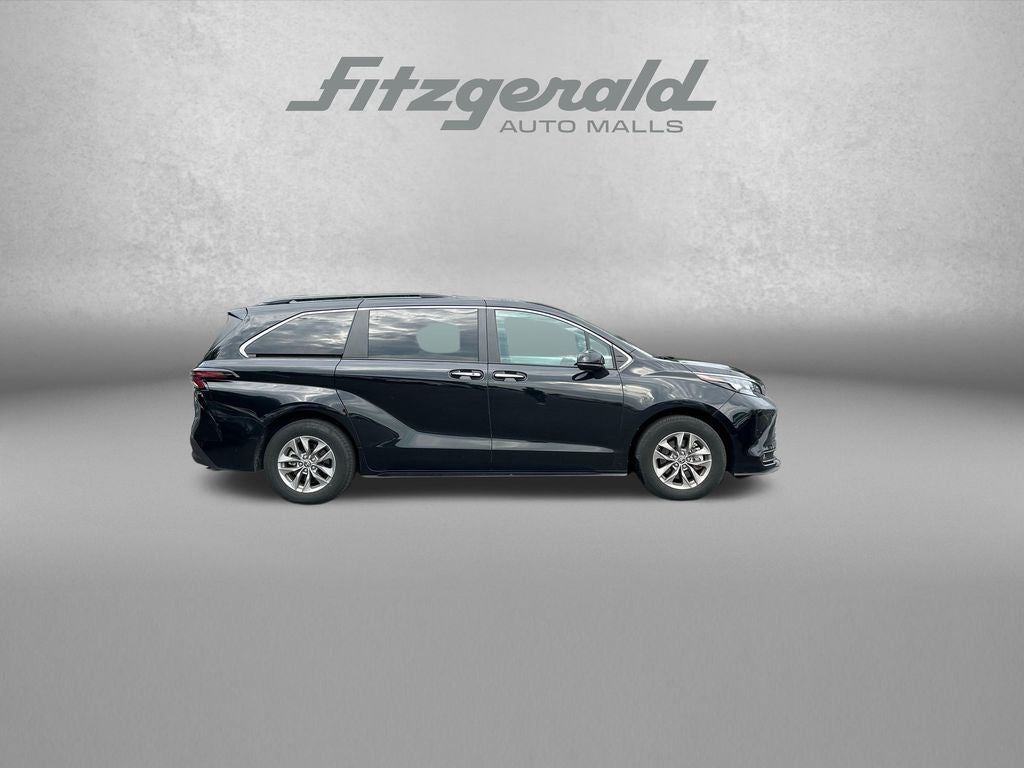 2025 Toyota Sienna XLE 8 Passenger