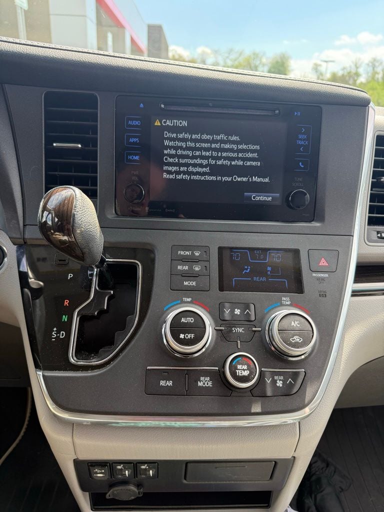 2017 Toyota SIENNA XLE 3.5L XLE 8 Passenger