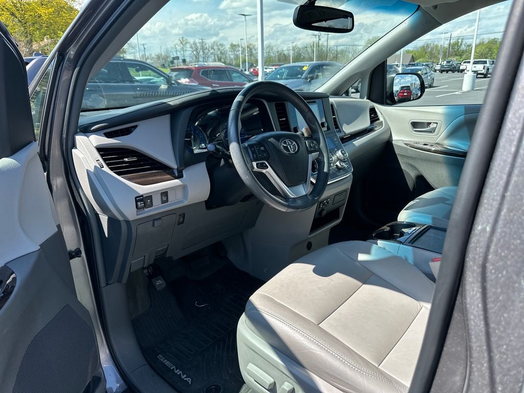 2017 Toyota SIENNA XLE 3.5L XLE 8 Passenger