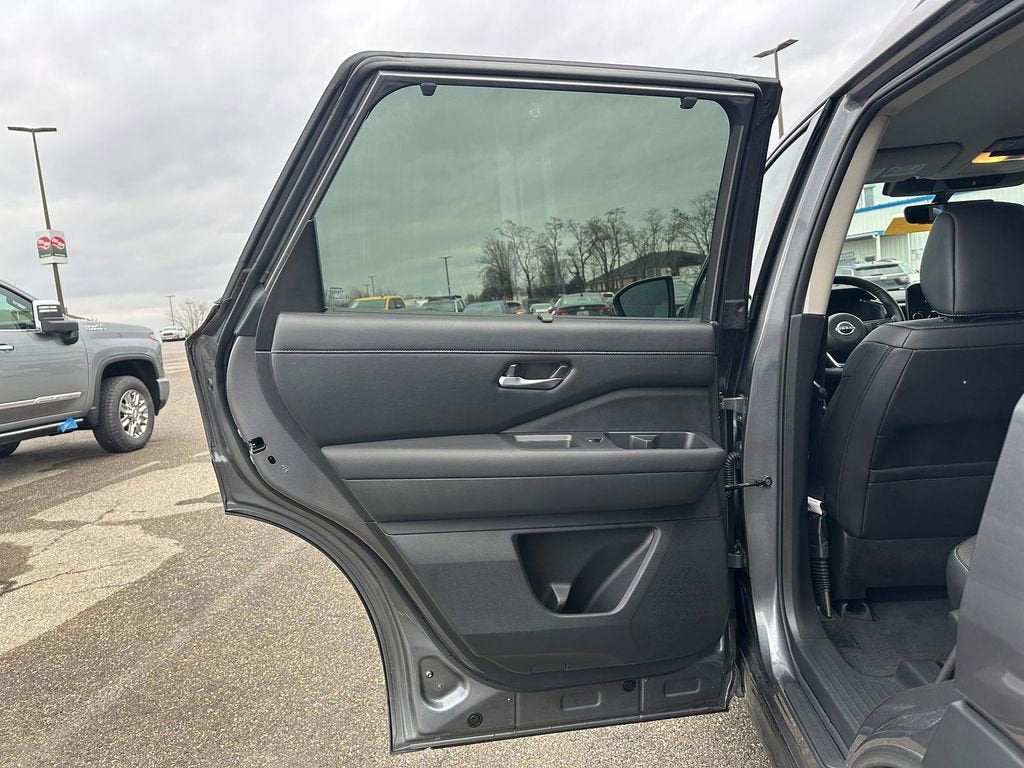 2025 Nissan Pathfinder SL