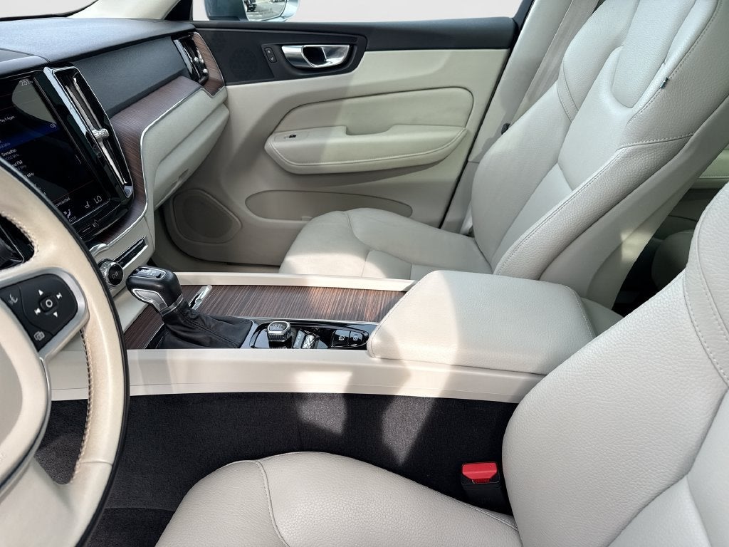 2021 Volvo XC60 T5 Momentum