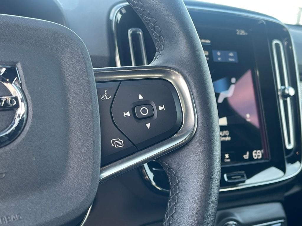 2022 Volvo XC40 R-Design