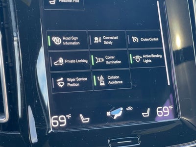 2022 Volvo XC40 R-Design